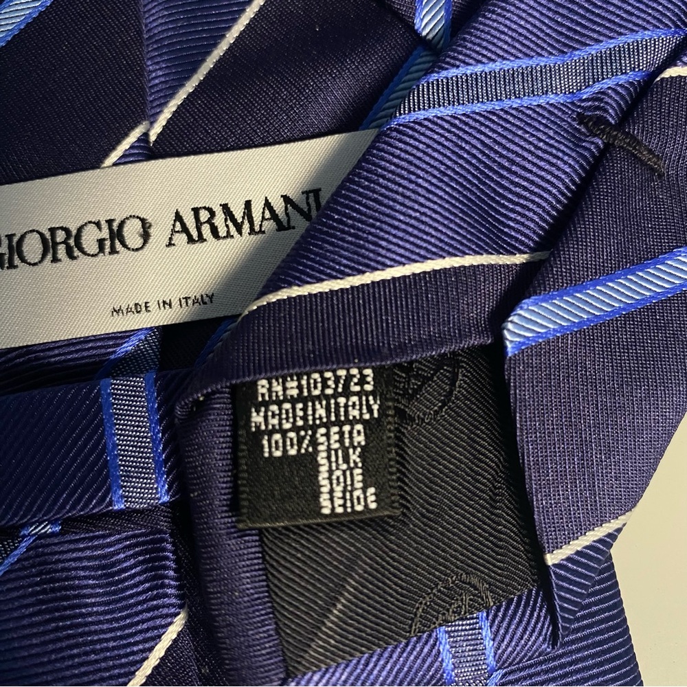 Giorgio Armani Elegant Blue Striped Men's Tie - Picture 4 of 4
